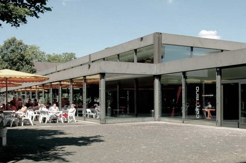 Aussensitzplatz und Haupteingang des sanierten Personalrestaurants des Universitätsspitals Basel-Stadt