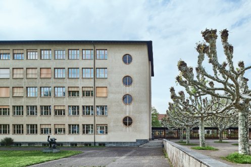 Fassade des Wirtschaftsgymnasiums