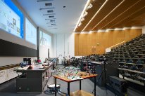 Grosser Hörsaal der Physik mit Versuchsaufbauten