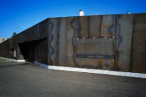 Aussenansicht eines Pavillons bestehend aus einer rostigen Stahlfassade.