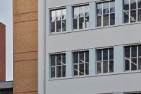 Detailansicht einer Fassade mit neuen Fenstern