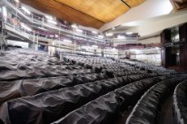 Theatersaal mit abgedeckten Stühlen und Sicherheitsgerüst